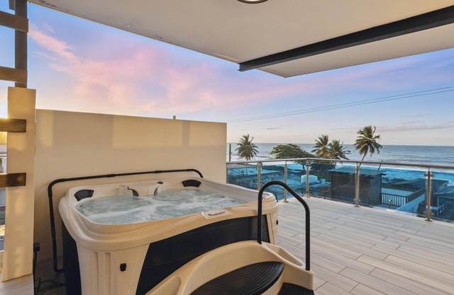 Zaturn Beach House – Oceanfront villa w/rooftop terrace & jacuzzi