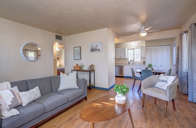 Zenika Bungalow⁜King ⁜Backyard⁜ FirePit⁜ Dog Friendly⁜ Near UofA & Downtown