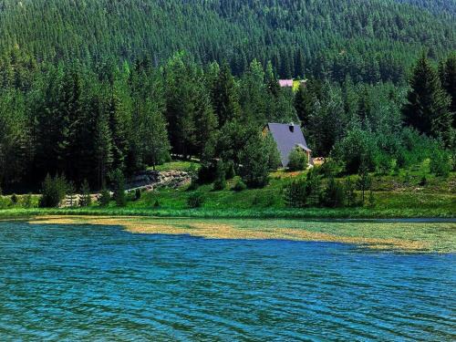 Zminica Lake House