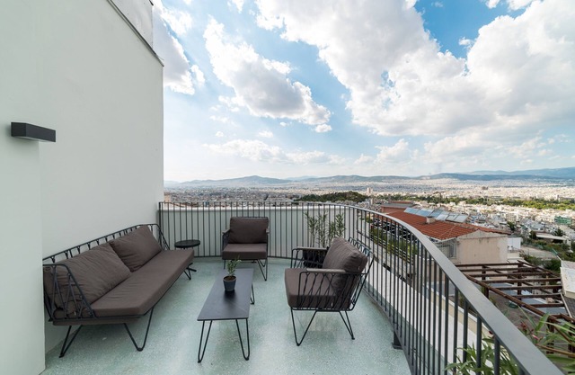 Zoia House-The Hill no. 4 by JJ Hospitality-