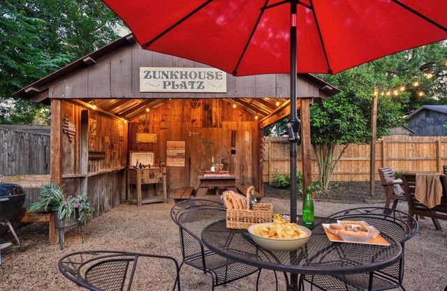 ZunkHouse Platz - Downtown - River Access - Backyard Oasis