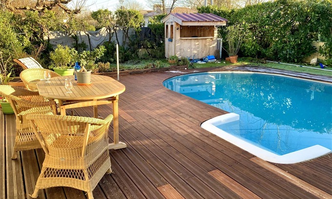 Saint-Medard-en-Jalles House | À Proximité de Bordeaux, Confort, Piscine Chauffée et Climatisation