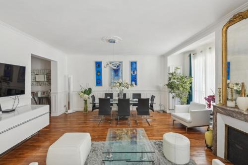 17th Arrondissement Apartment | Élégance parisienne près des Champs-Élysées