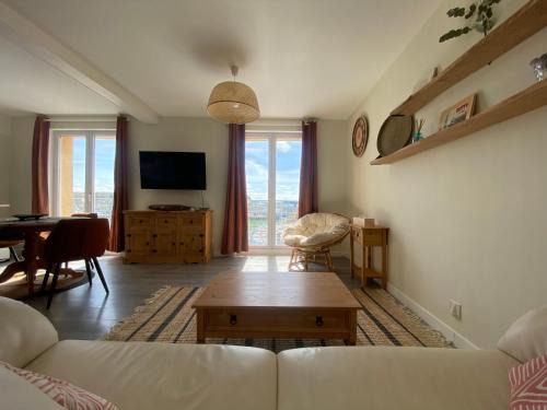 Dieppe Apartment | Établissement 3 étoiles avec ASCENSEUR, 3 appartements lumineux vue port avec balcon, 200m de la mer, Wifi Fibre, tous service inclus