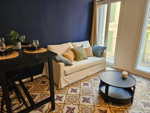 Nimes City Centre Apartment | Évasion bleue, balcon ensoleillé