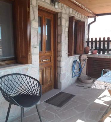 Lesbos House | Πέτρινο σπίτι στη πλατεία