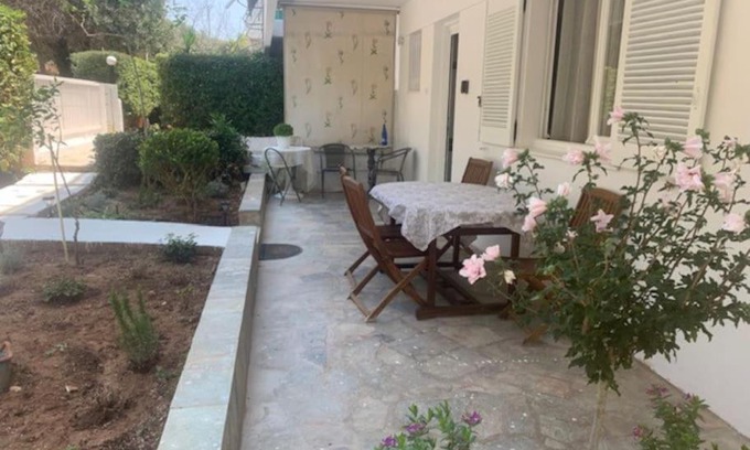 Saronida Apartment | Παραθαλάσσιο στούντιο με κήπο