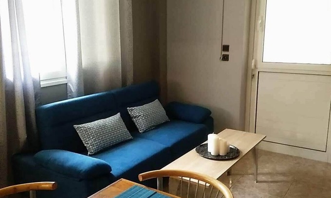Ilioupoli Apartment | Το Calma apartment έχει θέα στον κήπο και διαθέτει βεράντα και μπαλκόνι.