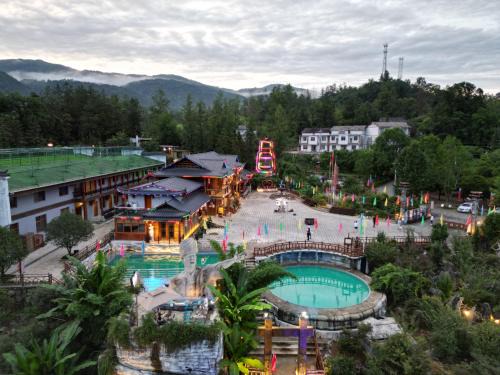 Wulingyuan House | 张家界熊风艺术园森林有约民宿