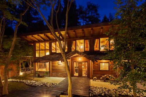 Tsuru House | 森のぽつんとリゾート貸切Villa 最大10名 都心から90分 10人inプライベートサウナ 雨でもBBQ にぎわいOK 完全プライベート空間