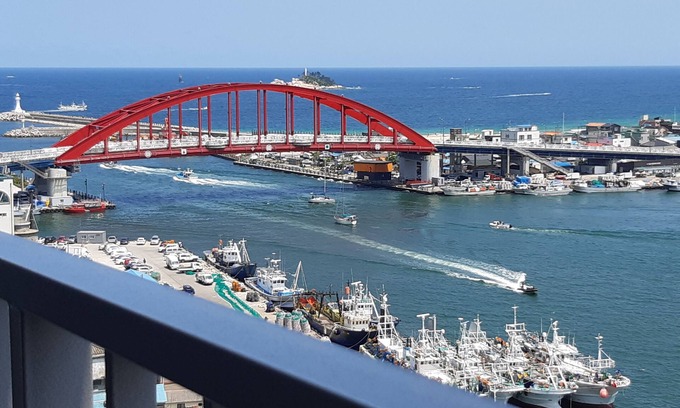 Sokcho Apartment | 관광 1번지인 속초관광수산시장, 아바이마을 등 유명관광지를 도보로, 바다와 호수 및 산의 뷰를 동시에 감상할 수 있는 주니어스위트룸