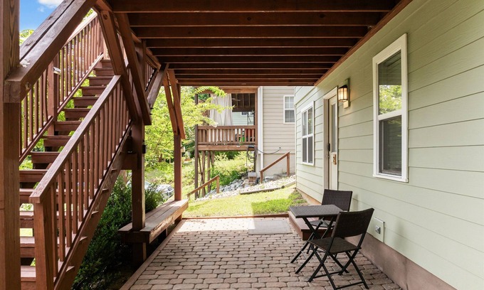 Chapel Hill Apartment | 0.8 miles to Chapel Hill | Quiet & Clean Apartment