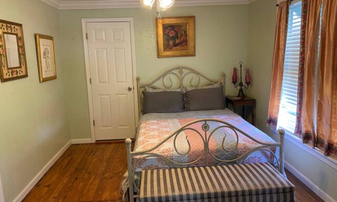 Inglis Apartment | 01) The Bohemian Suite