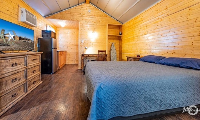 Midland House | 02-Private Cabin-Kitchenette, TV, Wifi & Breakfast