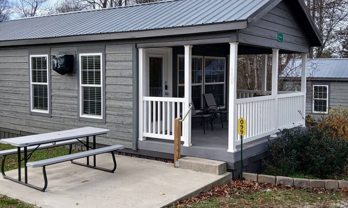 Logan Cabin | 099) Albatross Farmhouse Style Cabin. Close to Hocking Hills State Park and more!
