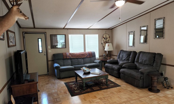 Homosassa House | 1-1/2 acre Park like wooded setting. Clean 3/2 with plenty of parking.