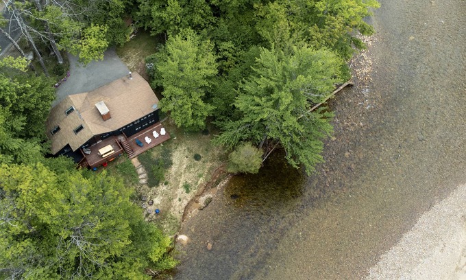 Birchview by the Saco Ski Chalet | 1.1 acre modern waterfront home on the Saco river