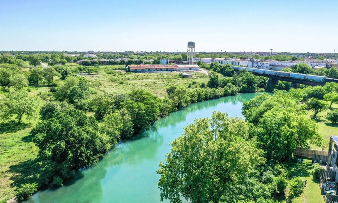 New Braunfels Condo | 1/1 condo on the Guadalupe River! Dog friendly!