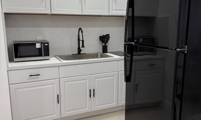 Pembroke Pines Apartment | 1/1 Studio in Pembroke Pines. Close to Beaches, Airports, & Stadium’s. W/Patio