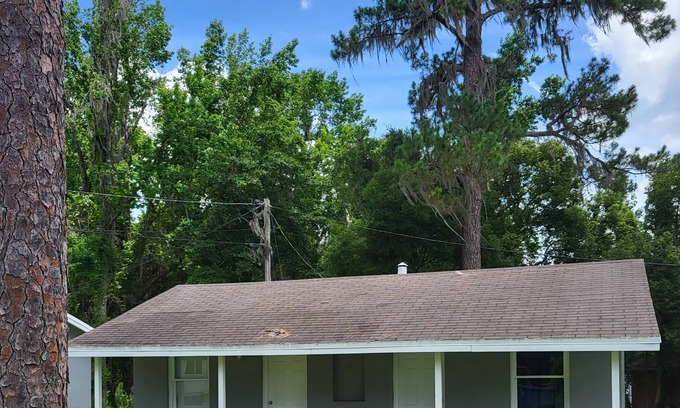 White Springs Cottage | 1/1 Wifi, King Size Bed, Kitchen & essentials. Well appointed cottage for R&R.
