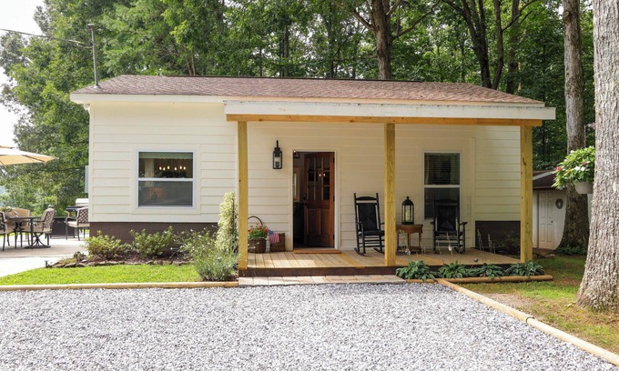 Blairsville Cabin | 1/2 Mi to Lake Nottely: Blairsville Home w/Patio!