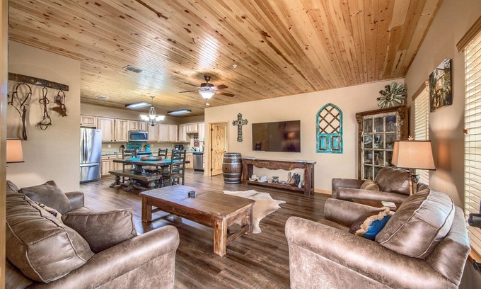 Gruene Condo | 1/2 mile to Gruene Hall and Shops! Dance the night away!