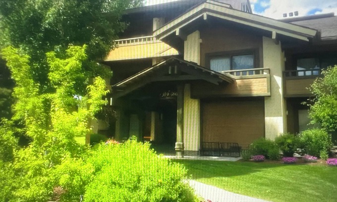 Elkhorn Condo | 1/2 PRICE LIFT TICKETS! Wildflower, SV INN pool and Rec pass, Walk to SV Resort