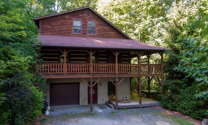 Boone Cabin | 1 Abundant Life-golf course, hot tub and pool table!