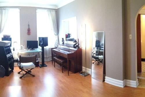 Queens Apartment | 1 BDRM APT, 15 MINS FROM MANHATTAN