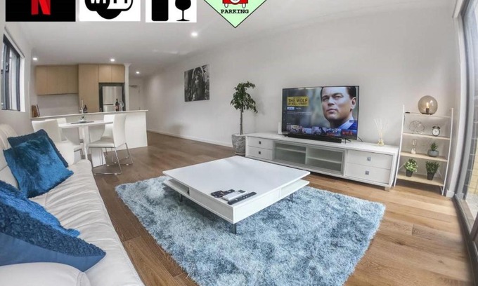 Cloverdale Apartment | 1 Bdrm Close Airport/Shops, WIFI, NETFLIX, PARKING