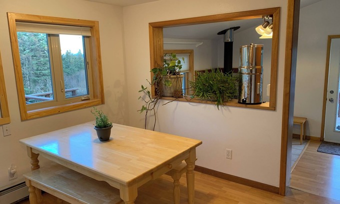 Homer House | 1 bed, 1 bath, breakfast included, full kitchen, washer/dryer, and rental car.n