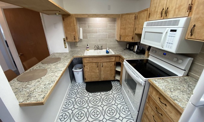 Taku - Campbell Apartment | 1 bed apt near airport in quiet area