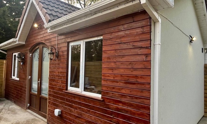 County Meath Cabin | 1-Bed Cosy Cottage near Emerald Park - Sleeps 5