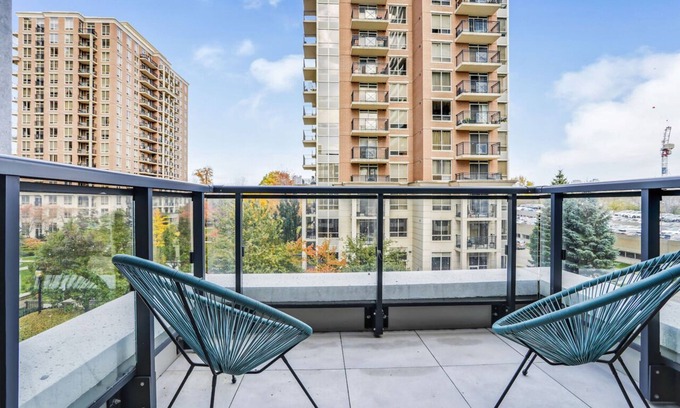 Flemingdon Park Condo | 1 Bed + Den Luxe Suite -Inn On The Park at Sunnybrook - North York