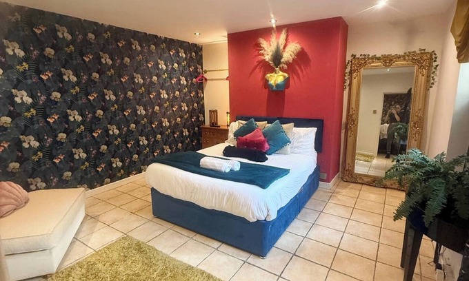 South Shields Apartment | 1 Bed Flat - Sleeps 5 - Pet friendly - Parking