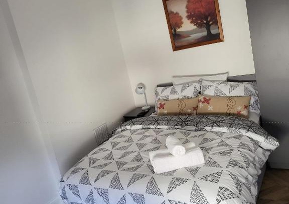 Stone Apartment | 1 Bed Flat - Sleeps 2 - Parking - Wifi
