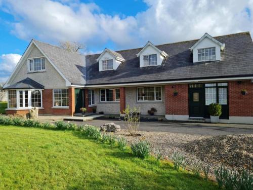 Ennis Apartment | 1 Bed retreat-Sleeps 2-Secure parking-Garden