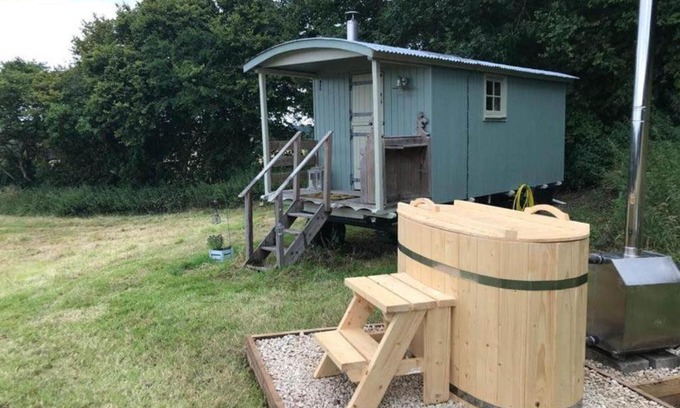 Redlynch House | 1 Bed Shepherds Hut - Sleeps 2 -Wood Fired Hot Tub