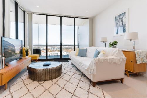City East Apartment | 1-Bed with Amazing Views, Pool, Gym, BBQ & Parking