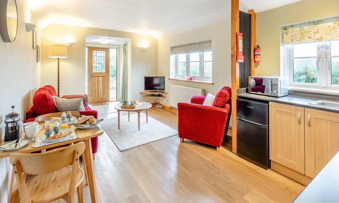 Hay-on-Wye Cabin | 1 bedroom accommodation in Ridgeway Cross, near Malvern