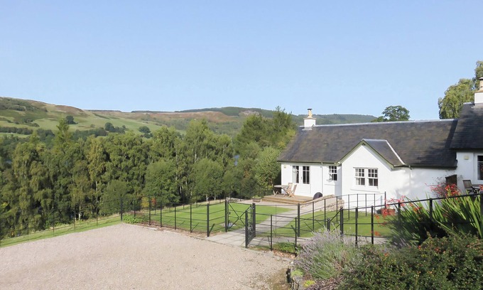 Strathtummel Cottage | 1 bedroom accommodation in Foss, near Pitlochry