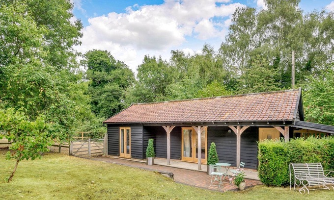 Stoke Holy Cross Cottage | 1 bedroom accommodation in Dunston, near Norwich