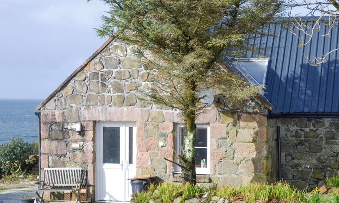 Halistra Cottage | 1 bedroom accommodation in Hallin