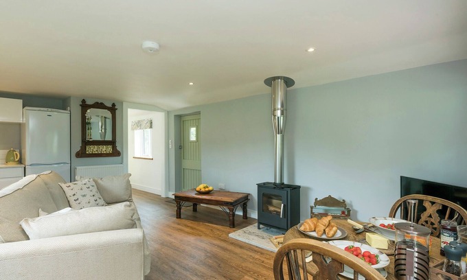 Hethel Cottage | 1 bedroom accommodation in Shotesham St Mary, near Norwich