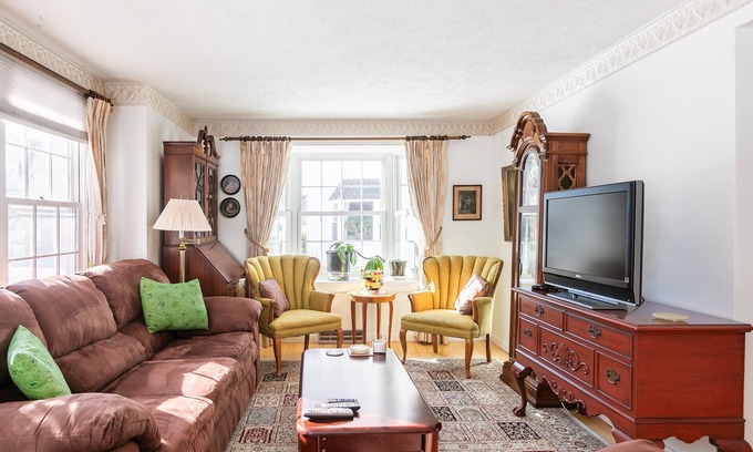 Nashua House | 1-Bedroom and 1.5 Bath Townhouse Condo Centrally-Located Near Fidelity and BAE