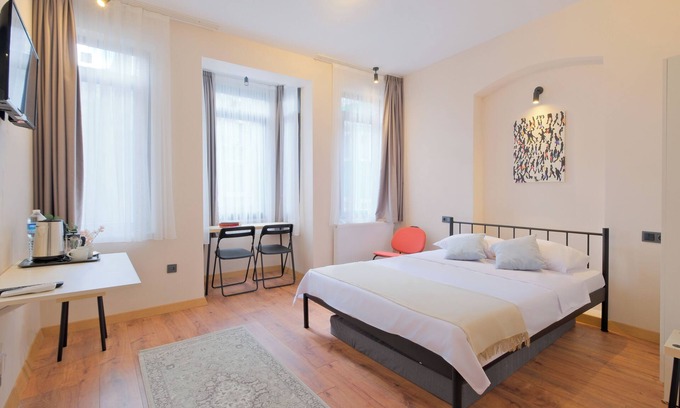 Beyoglu Apartment | 1 bedroom apartment in enchanting Beyoğlu with AC, WiFi