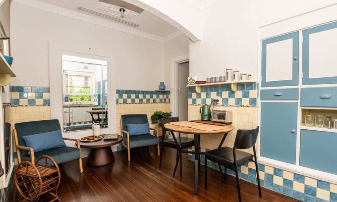 St Kilda West Apartment | 1 Bedroom Art Deco Apartment, Stroll to Beach