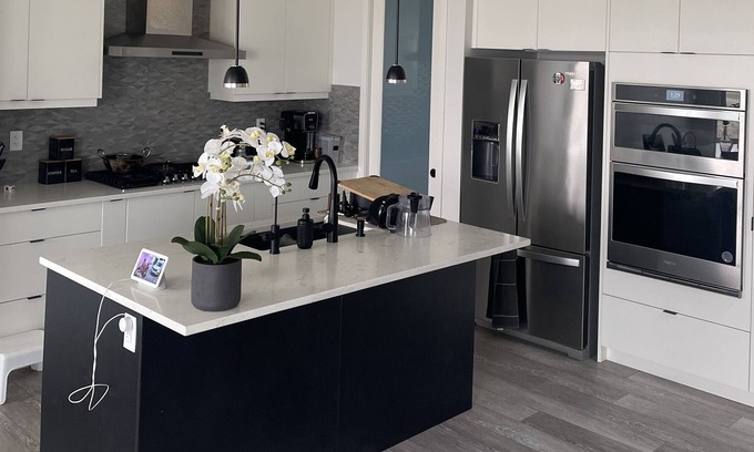 Calgary House | 1 Bedroom/Bathroom Cozy Room in Detached House with 2 min access to Lakes