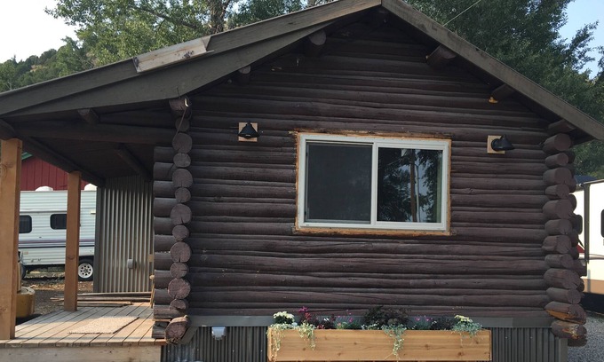 Jackson Cabin | 1 Bedroom Cabin Last Minute Rental For The Eclipse
