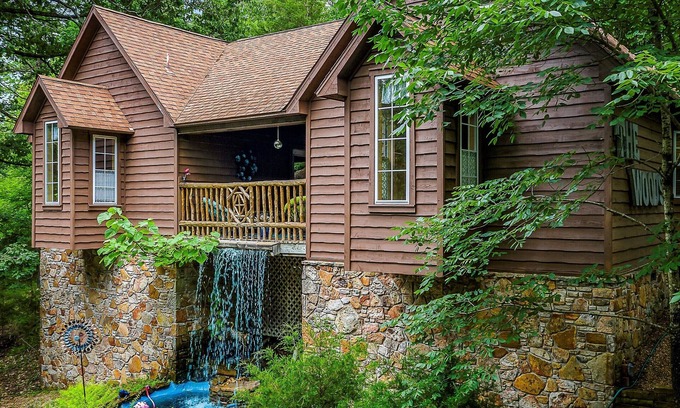 Eureka Springs Historic District Cabin | 1 Bedroom Cabin In The Woods, Covered Porch, Jacuzzi, Kitchenette and Hot Tub.